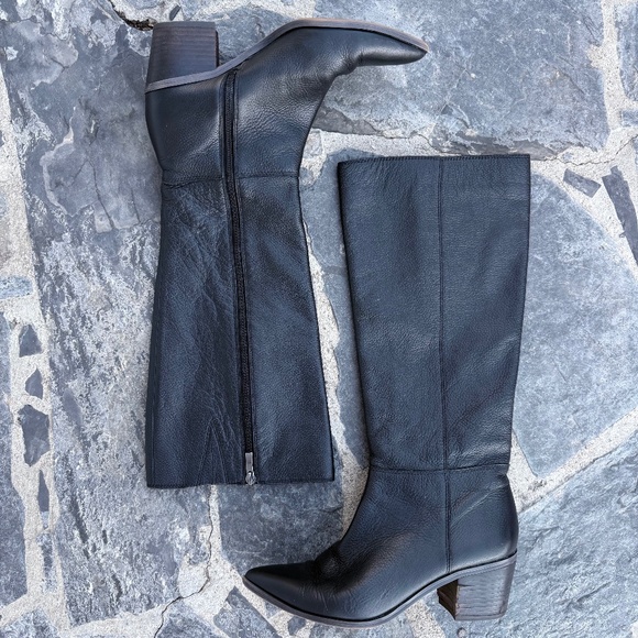 Sleek black knee-high leather boots - Picture 1 of 10